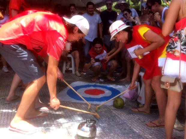  Com chaleira e rodos de madeira, um grupo de publicitários se fantasiou como jogadores de curling, um dos esportes dos recentes Jogos de Inverno de Sochi, para acompanhar o bloco Sanatório Geral na tarde deste sábado (1º), no Bairro Gentilândia. (Foto: Gabriela Alves/G1)