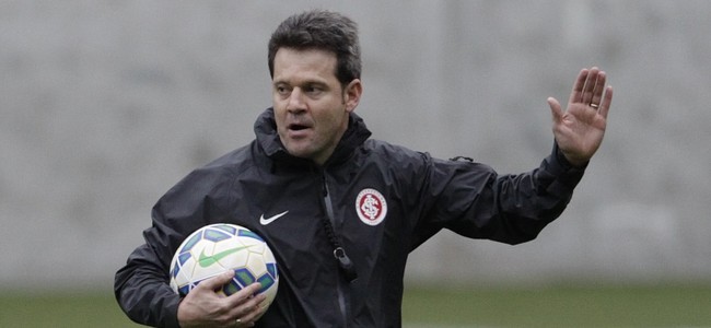 Edmílson critica Argel e defende limite de um clube para técnicos na Série A