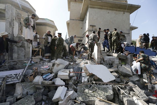 Policiais avaliam estragos na casa do embaixador do Irã no Iêmen, alvo de um atentado a bomba nesta quarta-feira (3) (Foto: Khaled Abdullah/Reuters)