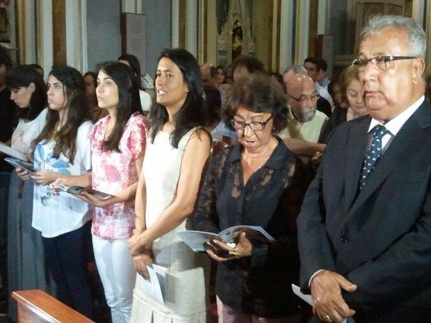 Eliane Aquino e filhas de Déda e Jackson Barreto participam da missa de 7º dia em homenagem a memória do governador  (Foto: Flávio Antunes/G1)