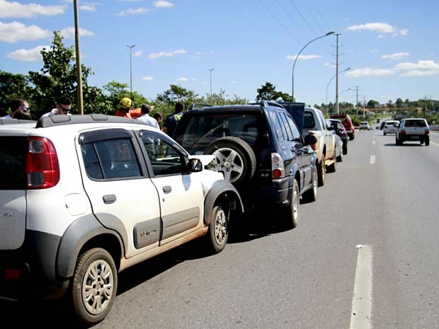 G1 Colisão seis veículos deixa um ferido e bloqueia faixa da EPNB