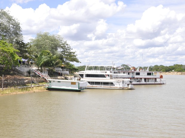 Rio Paraguai no nível normal com barcos atracados na baía de Cáceres (Foto: Pollyana Araújo/G1)