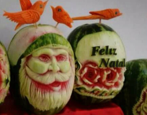 G1 - Cozinheiro cearense esculpe papai noel e árvore de Natal em frutas -  notícias em Ceará