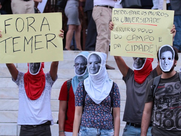 Estudantes são contrários à PEC do teto de gastos da União, do governo Temer (Foto: Marlon Costa/Pernambuco Press)