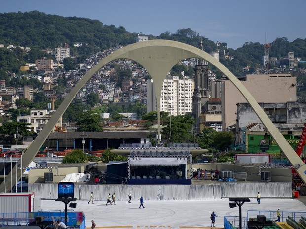 Sapucaí, no Rio, é preparada para receber os desfiles do carnaval 2013. (Foto: AFP PHOTO/VANDERLEI ALMEIDA )