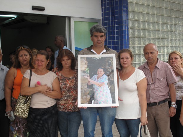 Família de idosa, de 80 anos, está revoltada com o ocorrido (Foto: Renata Soares/G1)