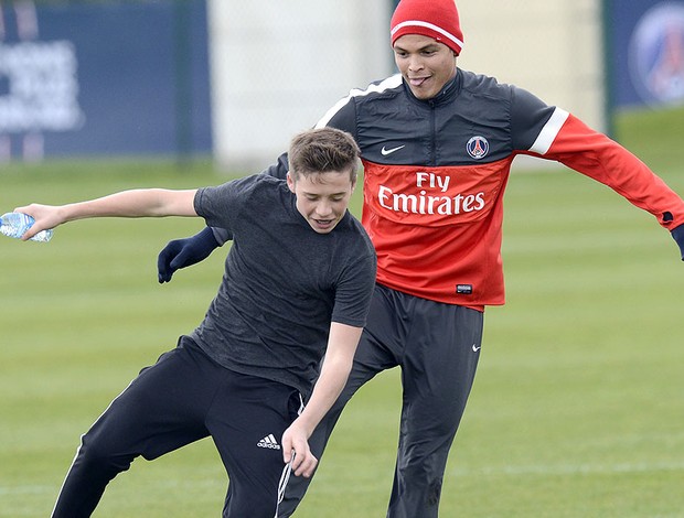 Thiago Silva filho Beckham treino PSG (Foto: AFP)