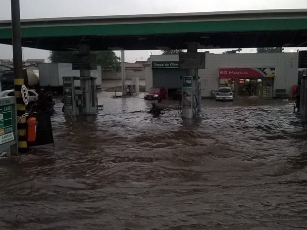 Os veículos andavam devagar com a água quase cobrindo o capô na Avenida Guajajaras (Foto: Divulgação / Gaioso)