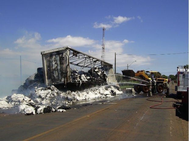 Carreta e a carga ficaram destruídas  (Foto: Divulgação / Polícia Rodoviária Estadual)