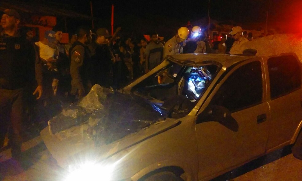 Um dos carros envolvidos no acidente ficou destruído (Foto: Reginaldo Balieiro/TV Tapajós)