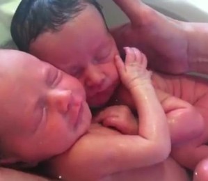 Bebês se abraçam (Foto: Divulgação/Youtube)