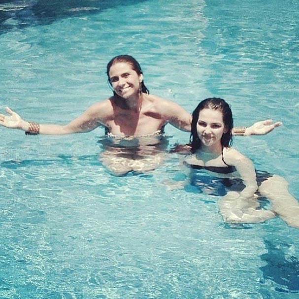 Giovanna Antonelli e Tainá Muller gravam na piscina (Foto: Reprodução/Instagram)