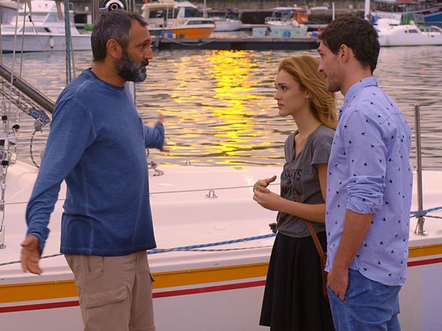 Loira vai atrás de Miguel e pergunta se pode ir junto com eles (Foto: TV Globo)