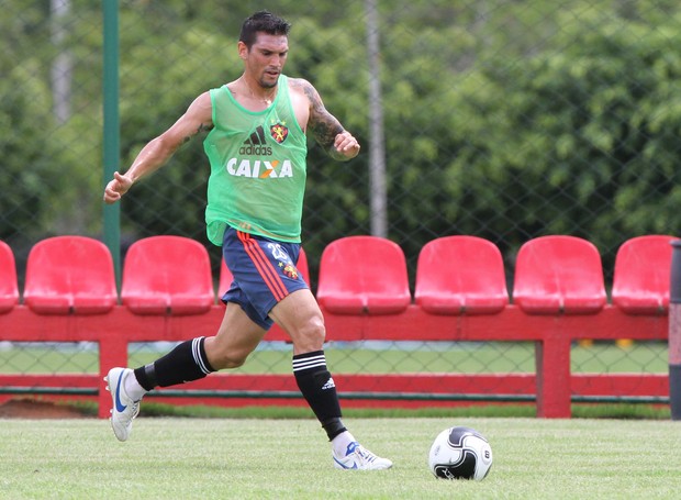 Mark González treina a semana toda e deve ser opção para banco do Sport (Foto: (Foto: Aldo Carneiro/PE Press))