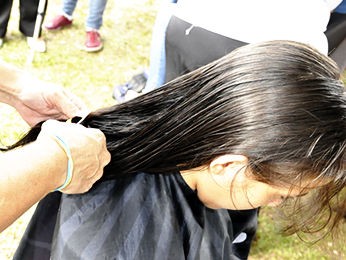 Estudantes cortam cabelo para doar a pacientes com cncer em Cuiab (Foto: Jssica Moreira/G1)