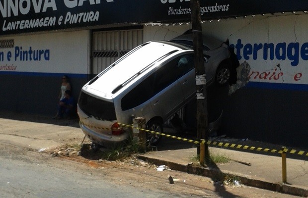 Acidente aconteceu durante a madrugada, quando oficina estava fechada (Foto: Elisângela Nascimento/G1)