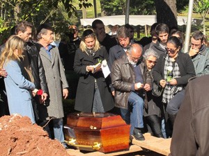 Familiares e amigos participam de enterro de empresário (Foto:  Letícia Macedo/G1)