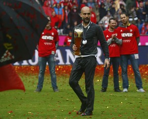 Guardiola com copão de cerveja na festa do título do Bayern de Munique (Foto: REUTERS/Michael Dalder)
