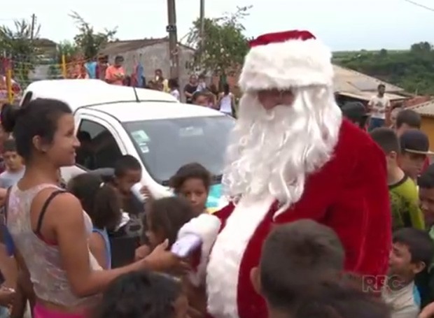 Em Londrina, o público curtiu muita música natalina e alegria da visita do Papai Noel (Foto: Reprodução/RPC)