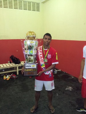 Autor do gol do título, Carlinhos posa com troféu no vestiário (Foto: Reprodução Facebook)