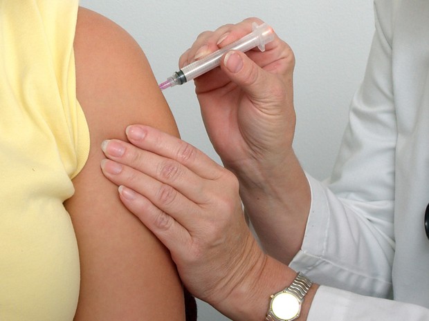 Vacina de hepatite B, injetável, pode ganhar nova opção de aplicação: por spray nasal (Foto: CDC/Judy Schmidt)