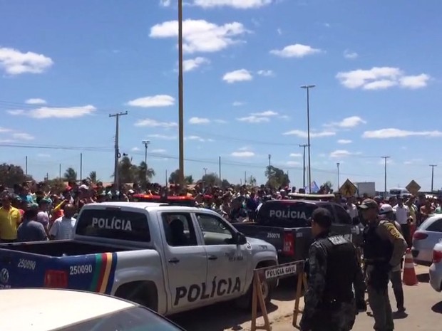 População tentou invadir delegecia onde estavam os suspeitos (Foto: Reprodução/ TV Grande Rio)