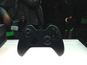 Controle do novo console da Microsoft, o Xbox One, apresentado pela empresa nesta terça-feira (21) (Foto: Bruno Araújo/G1)