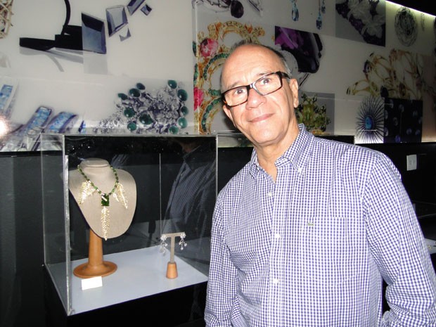 Renato Loureiro avalia exposição de design de joias a convite do G1 (Foto: Cristina Moreno de Castro / G1)
