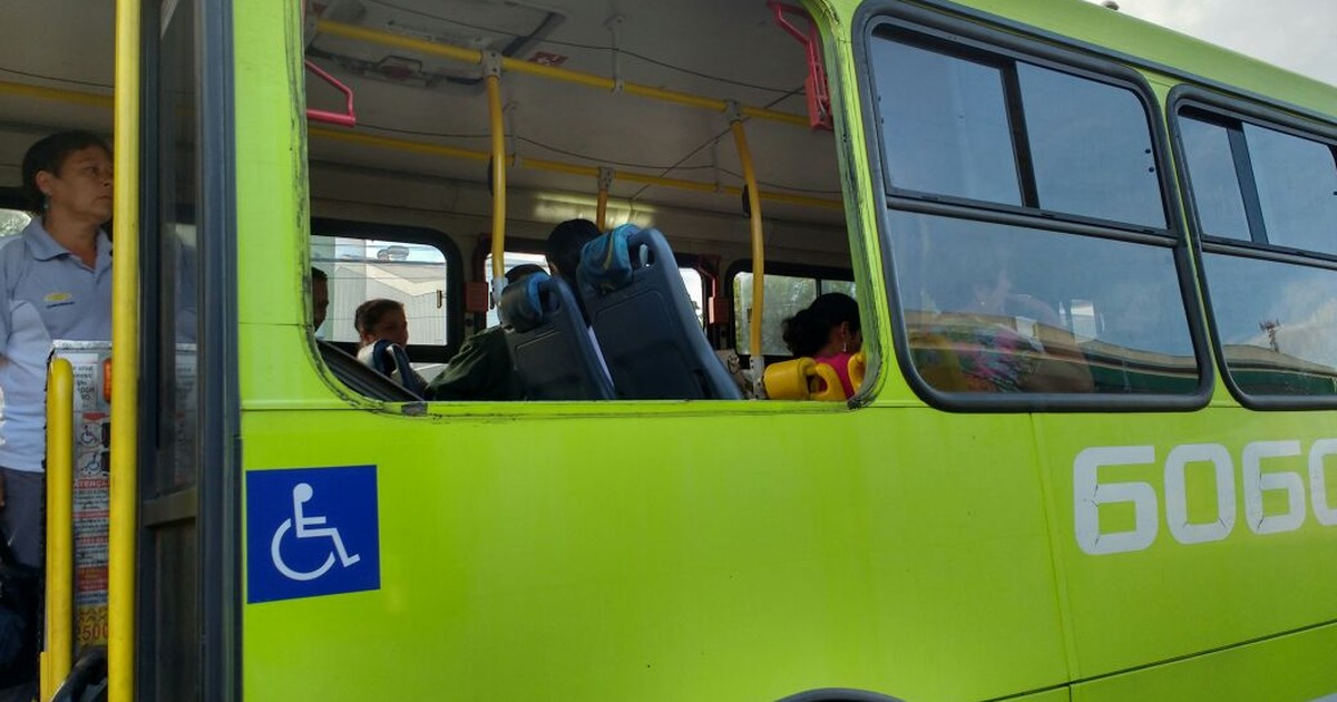 Janela de ônibus coletivo cai durante trajeto em Botucatu - Globo.com