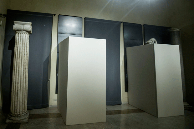 Imagens mostram tapumes brancos cobrindo estátuas do museu (Foto: Giuseppe Lami/ANSA/AP)