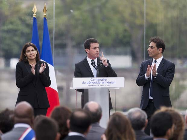 O premiê francês Manuel Valls participa de evento em homenagem aos armênios mortos durante a Primeira Guerra Mundial nesta sexta-feira (24) em Paris (Foto: AFP PHOTO / KENZO TRIBOUILLARD)