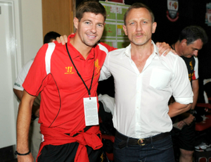 Gerrard Liverpool e Daniel Craig 007 (Foto: Reprodução / Site Oficial do Liverpool)