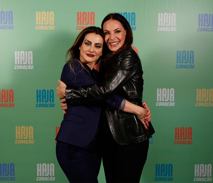 Cleo Pires e Carolina Ferraz se abraçam diante dos fotógrafos (Foto: Ellen Soares/ Gshow)