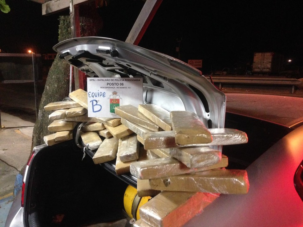 Tabletes com 35 Kg de maconha foram apreendidos na RJ-124, em Rio Bonito (Foto: Posto 6 do Batalhão de Polícia Rodoviária/Divulgação)