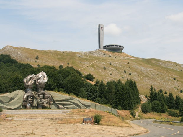 O Monumento Buzludzha, edifício comunista que parece disco voador (Foto: Creative Commons/Gil Eilam)