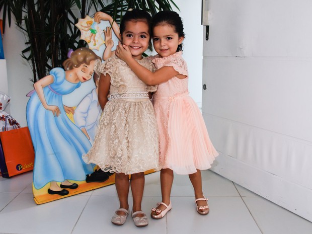 Izabella e Helena, filhas gmeas do cantor Lucinao, em festa em So Paulo (Foto: Manuela Scarpa e Marcos Ribas/ Foto Rio News)