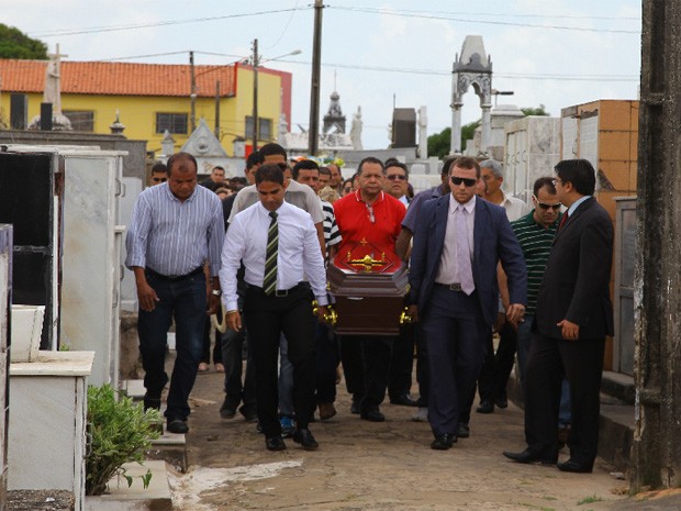 Corpo de Brunno Soares é enterrado no cemitério do Gavião, em São Luís (Foto: Biné Morais/O Estado)