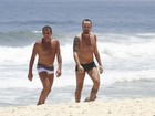 Paulo Vilhena e Eri Johnson curtem tarde na praia da Barra da Tijuca