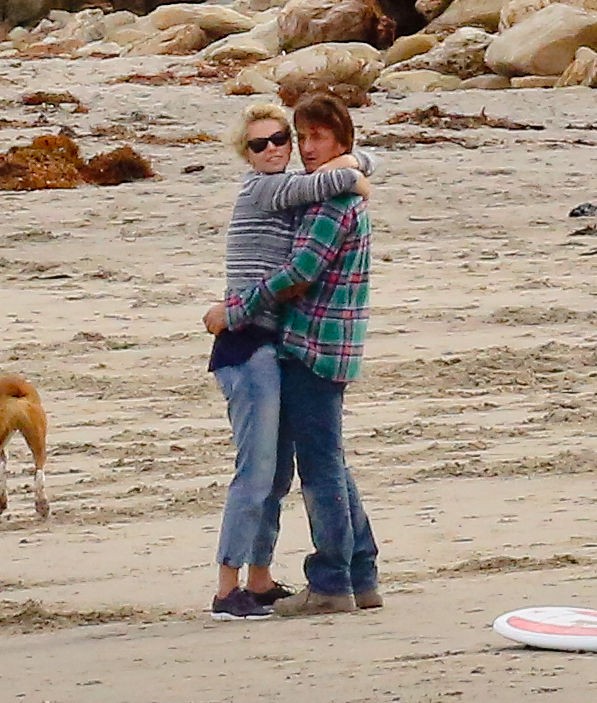 X17 - Charlize Theron e Sean Penn na praia de Malibu, em Los Angeles, nos Estados Unidos (Foto: X17online/ Agência)