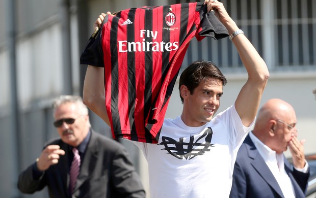 Kaká chegada Milan (Foto: AP)