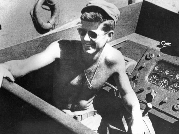 John F. Kennedy é visto a bordo do barco Patrol Torpedo PT-109 durante a Segunda Guerra Mundial em fotografia feita em 4 de março de 1942. (Foto: John F. Kennedy Presidential Library/Reuters)