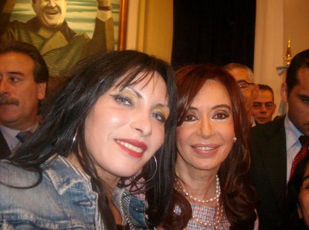 Silvana ao lado da presidente argentina, Cristina Kirchner (Foto: Arquivo pessoal/BBC)