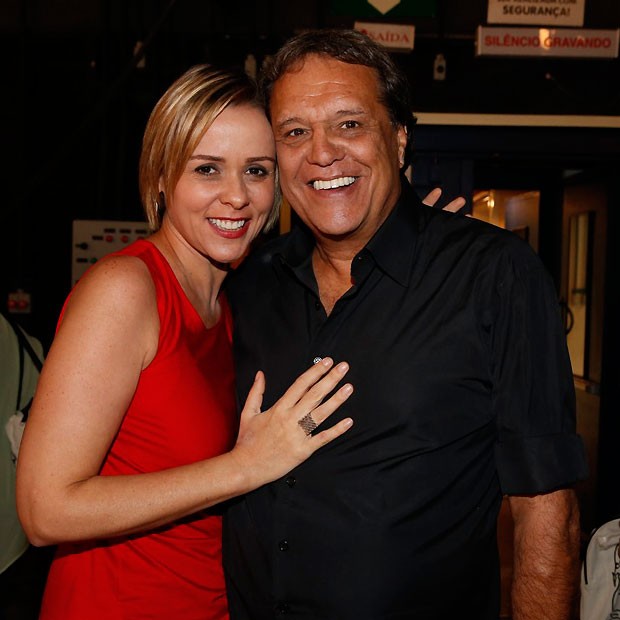 A atriz com o diretor Dennis Carvalho (Foto: AgNews)