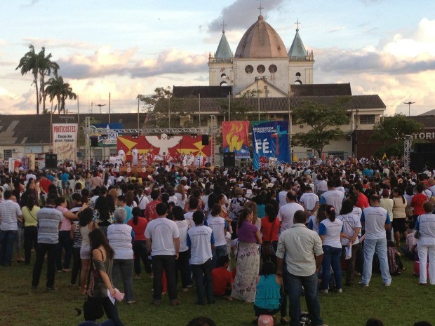De cordo com organização, cerca de 5 mil fiéis participaram da Missa de Pentecostes, em Porto Velho (Foto: Vanessa Vasconcelos/G1)