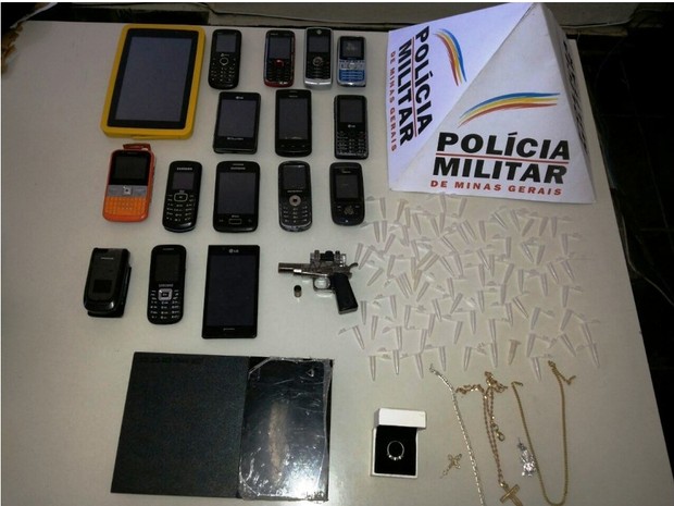 Materiais apreendidos nos imóveis do homem de 25 anos (Foto: Polícia Militar/Divulgação)