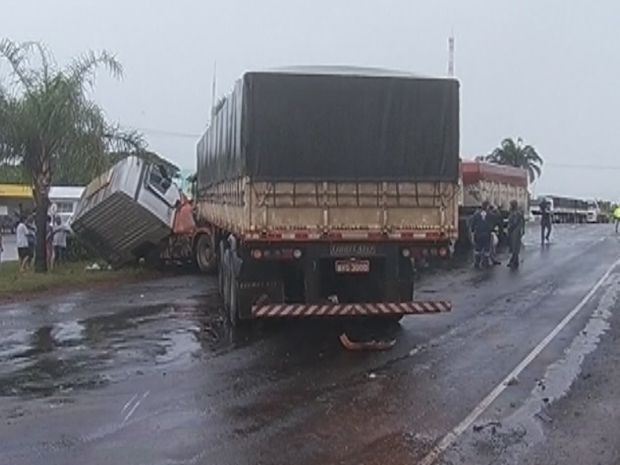 Três caminhões se envolveram no acidente, mas, ninguém ficou ferido (Foto: reprodução/TV Tem)