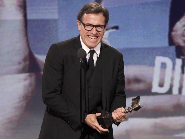 David O. Russell aceita o prêmio como melhor diretor pelo filme 'O lado bom da vida'. Seu roteiro adaptado para o filme também foi considerado o melhor da noite (Foto: Reuters)