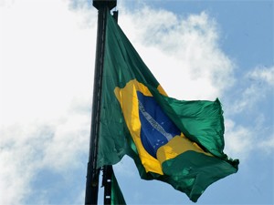 Exército comanda troca da Bandeira Nacional, em Brasília (Foto: Antonio Cruz/ ABr)