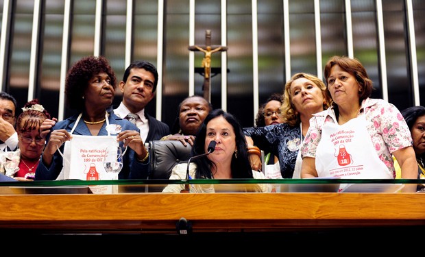 Deputadas e deputados fizeram apelo nesta terça (20) pela aprovação da PEC das Empregadas no plenário da Câmara (Foto: Gustavo Lima/Ag. Câmara)