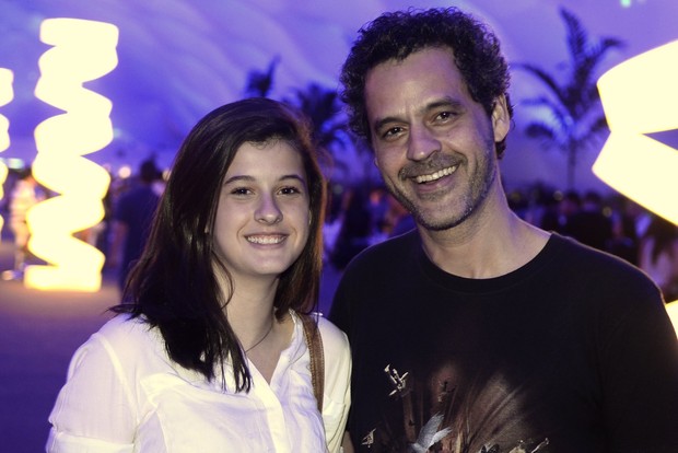 Bruno Garcia com a filha no Rock in Rio (Foto: Roberto Teixeira/ EGO)